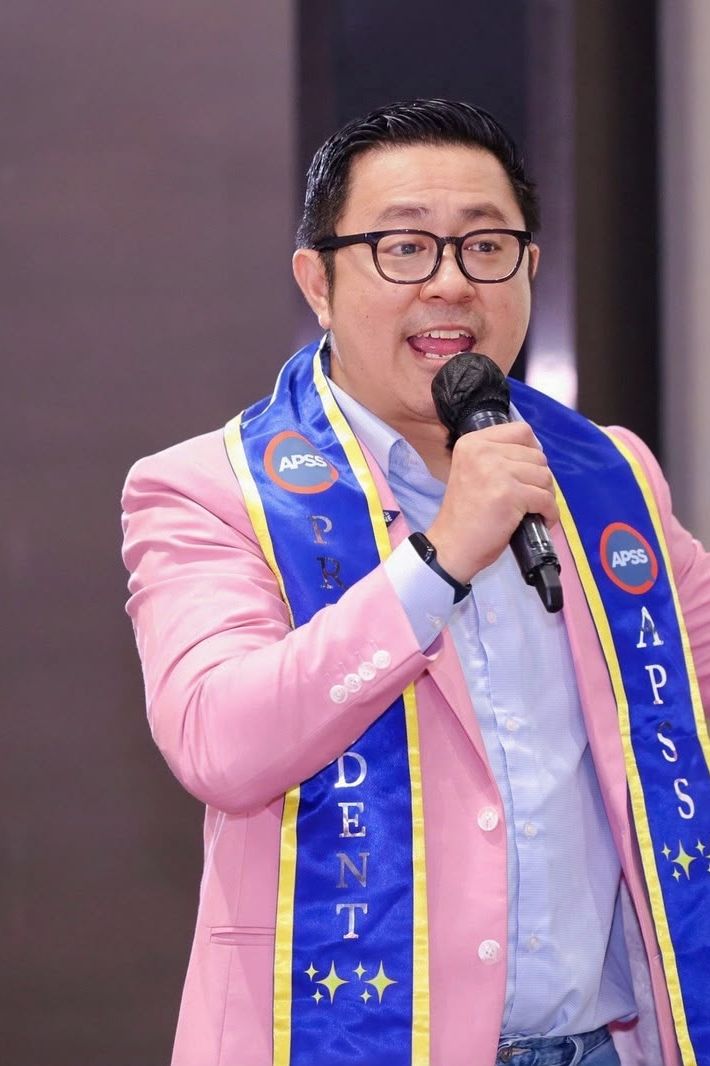 Eugene Seah speaking while wearing the APSS President sash
